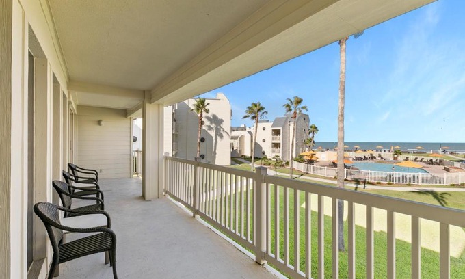 South Padre Island Apartamento | New Stunning Ocean-View Beachfront Resort, Heated Pool!