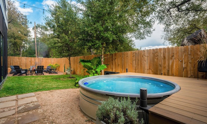 South Manchaca Casa | New Stylish 3/2 Home Mins to DT I Pool/Hot Tub & Firepit!