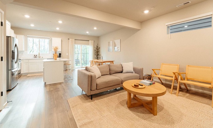Carver Casa | New & Stylish 3 Bedroom Home in Quiet Neighborhood