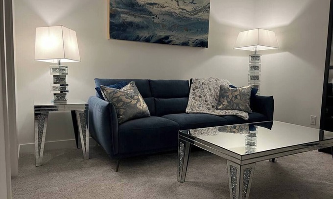 Southeast Calgary Condominio | New, stylish suite. Private entrance, queen bed, full kitchen, in-suite laundry.