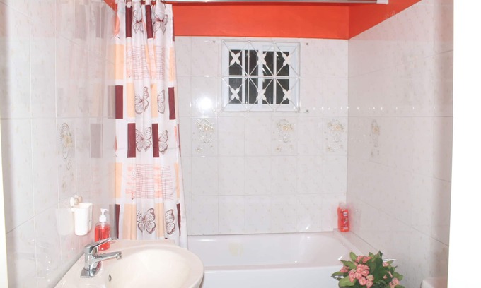 Spanish Town Casa | ¡NUEVO! Apartamento suburbano con cómodas camas Queen