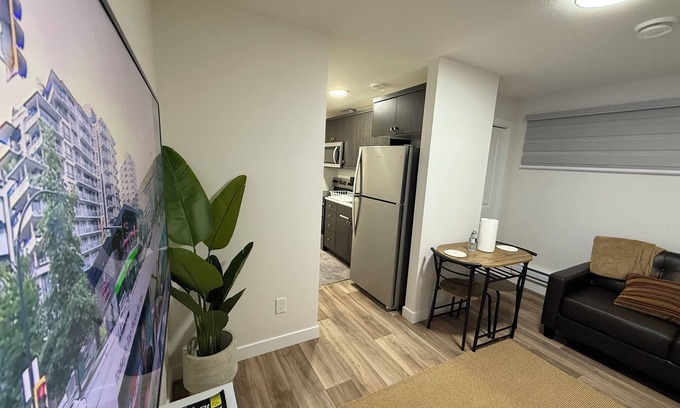 Regina Apartamento | New suite in a great location. Central for shopping, restaurants and commuting.