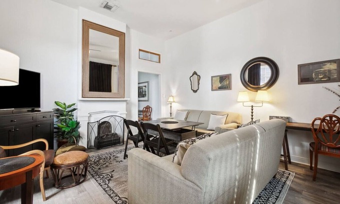 Leonidas Apartamento | New Suite Oak St Retreat! Shops, Music & More!