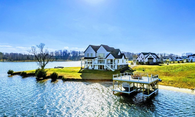 Mineral Casa | NEW Sunrise Point Lakefront Lake Anna, Beach, Dock