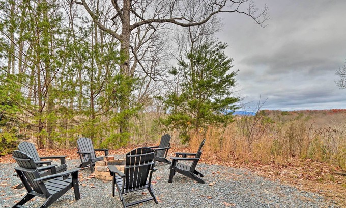 Talking Rock Cabina | Talking Rock Cabin w/ Fire Pit & Mtn Views!