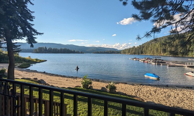 McCall Casa | New* Tamarack Bay Classic - Lakefront condo - dock - pool - beach