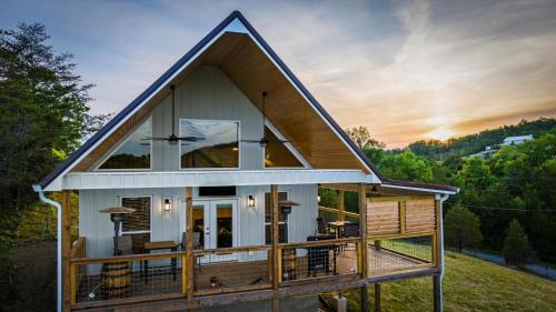 Sevierville Casa | NEW Tennessee Whiskey Cabin- Lake and Mtn Views- Covered Deck- Game Room- Pool Table- BBQ- Pets