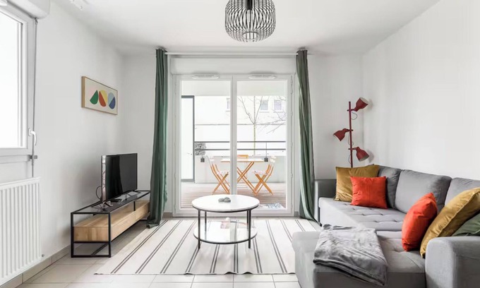 Fontaine-Bayonne-Cartoucherie Apartamento | NEW! The 18: Secure & quiet 2-bed apt, terrace, parking, city center, near river