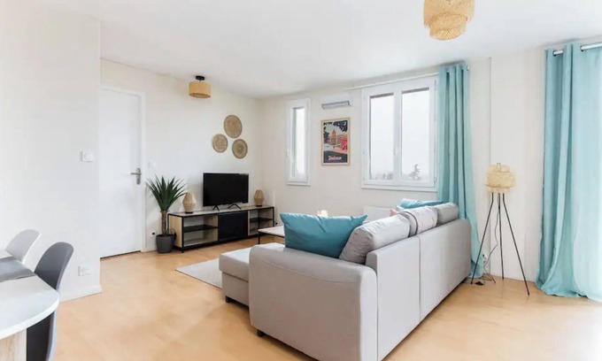 Saint Michel Apartamento | NEW! The 310: 2-bed apartment - AC, parking, balcony in the city, near the river