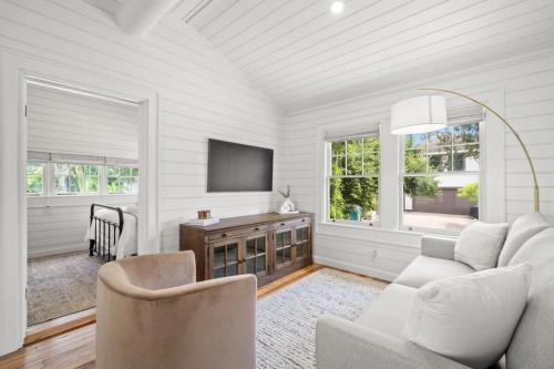 Hyde Park Apartamento | NEW! The Adaline Room #9 - Updated Hyde Park Penthouse, Steps to Bayshore