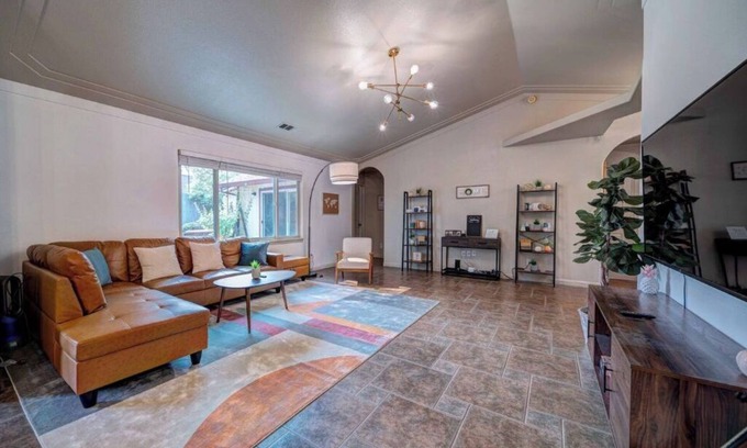 Quail Ridge Casa | 🏡 *NEW* The Artsy Abode ✨ Hot Tub ♨️ BBQ 🍖Foosball ⚽️