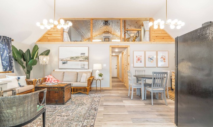 Supply Casa | NEW-The Beach Haus- Luxe Cottage, professionally designed w/ WiFi, linens incl.