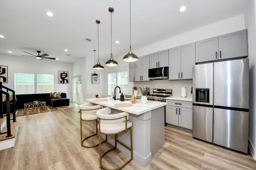 Southeast Houston Casa | NEW! The Brandōn - Upscale Manor - Garage - Near Medical Center & NRG