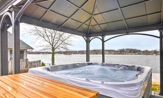 Portage Lakes Casa | NEW! 'The Docks @ Waterside' Lake Home w/ Hot Tub!