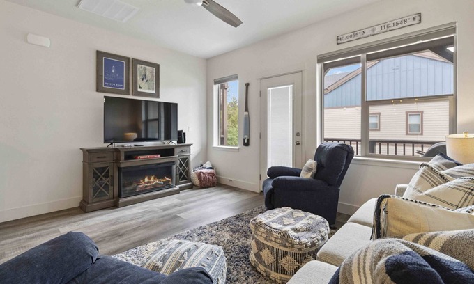 McCall Casa | NEW! The Getaway; A Fresh Modern Retreat! Enjoy the Mountains & Lake with Your Fav People!