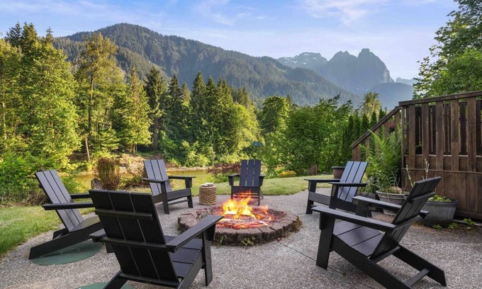 Gold Bar Cabina | *NEW* The M house. Hot tub/Firepit/Patio dining