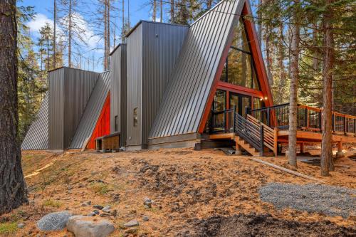 McCall Casa | New! The McCall A Frame - Walk to restaurants and lake - Office - Library - Games