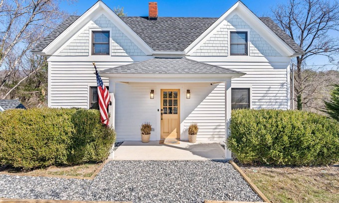 Marshall Cabaña | *NEW! The Rectory|5 Min to Rafting| Home Theater|Deck|BBQ|Fire Pit| EV Charger