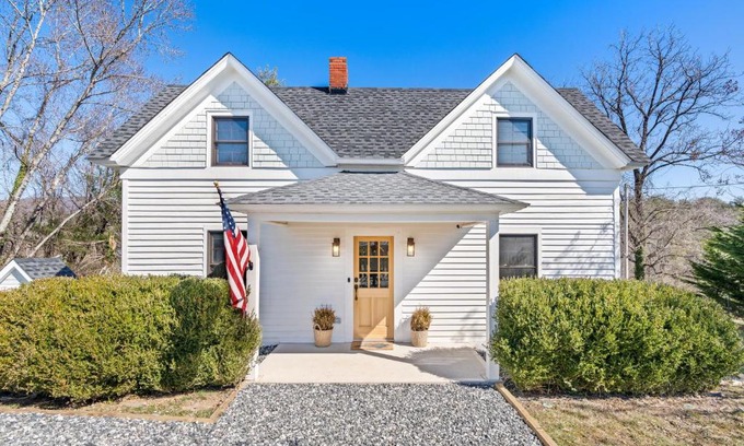 Marshall Casa | *NEW! The Rectory, King Bed, Home Theater, Deck, BBQ, Fire Pit