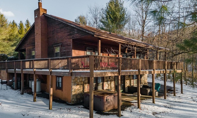 McHenry Casa | New! The Zen Den: Lake Area, Hot Tub, Fireplace, Pool Table!