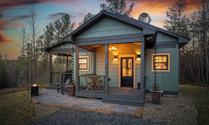 Morganton Cabina | New Tiny Cabin in Morganton with Porch Bathtub close to Lake James