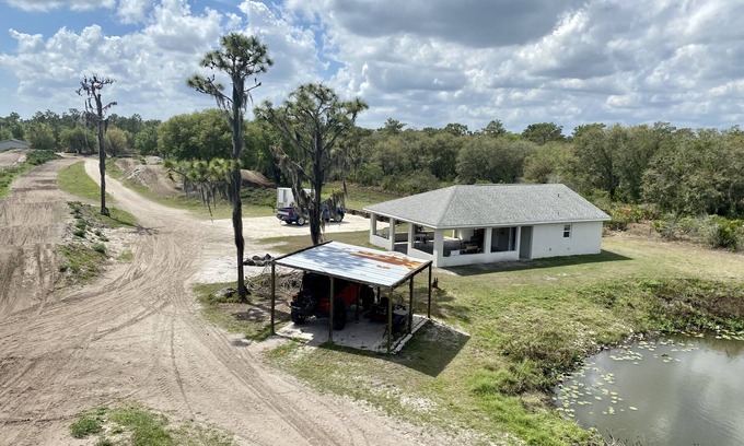 Myakka City Casa | Nueva casa pequeña disponible en el país en una pista de motocross MX de 5 acres