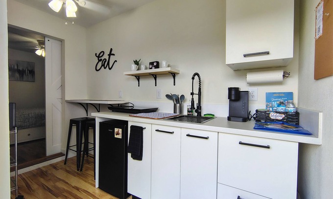 Bridgeford Crossing Apartamento | NEW Tiny Studio with Kitchen. 25 min to theme parks.
