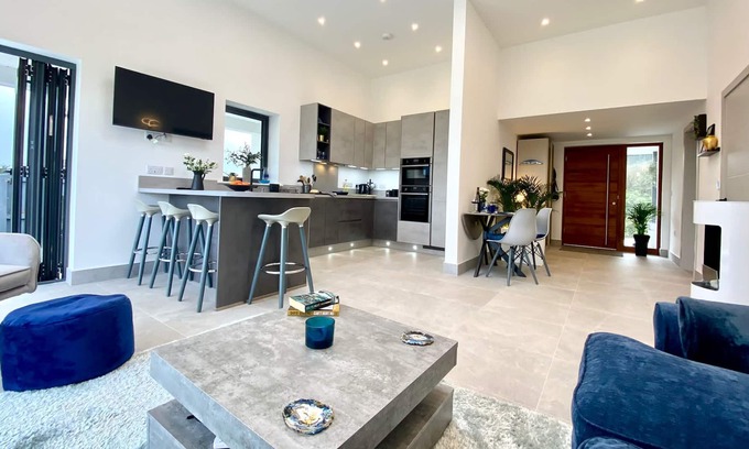 Little Petherick Casa | New to 2023, luxury home with stunning rural views