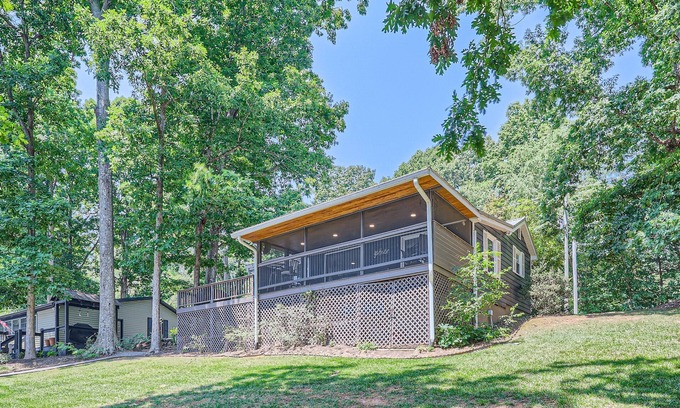 Terrell Casa | New to VRBO! Charming lakefront cottage with great views!