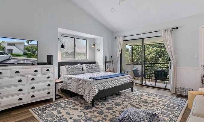 Ponte Vedra Condominio | New to VRBO! Awesome renovation and steps to the beach!