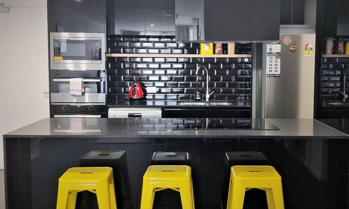 Belconnen Apartamento | New to VRBO: Luxurious Apt with Serene Lake Views