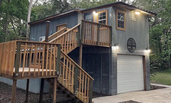 Fish Hawk Casa | NEW TO VRBO - Modern Farmhouse Studio - Queen Bed - 1 Acre