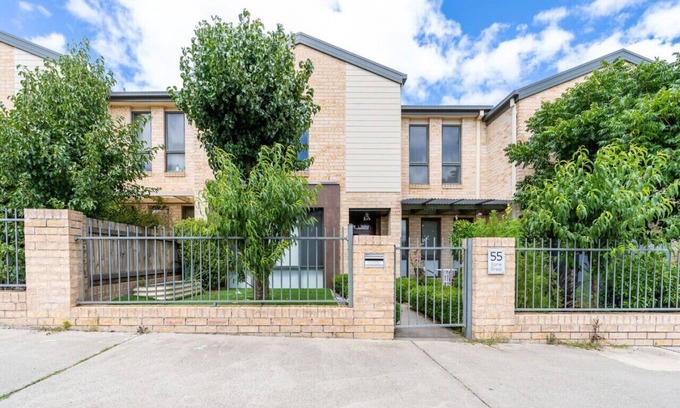 Gungahlin Apartamento | New to VRBO: Superb 3BR Townhouse near Town Centre!