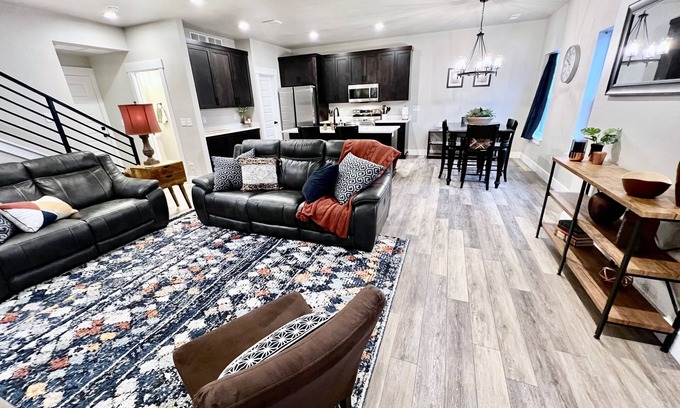 Ammon Casa | New Towhhome in heart of Idaho Falls walk to WalMart. 4 Bedroom sleeps 8