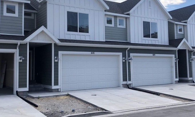 Lakeview Casa | NUEVA CASA DE PUEBLO A TRAVÉS DE LA CALLE DE UVU