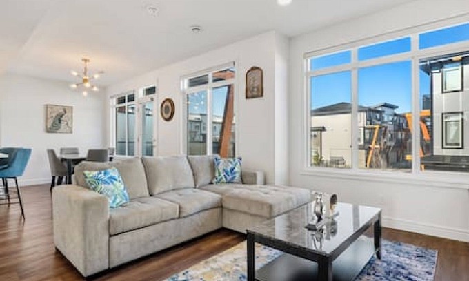 Southeast Calgary Casa | New Townhouse mins to South Health Campus & YMCA