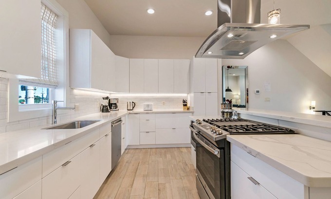 Mid-City Condominio | New Townhouse with 2 Balconies
