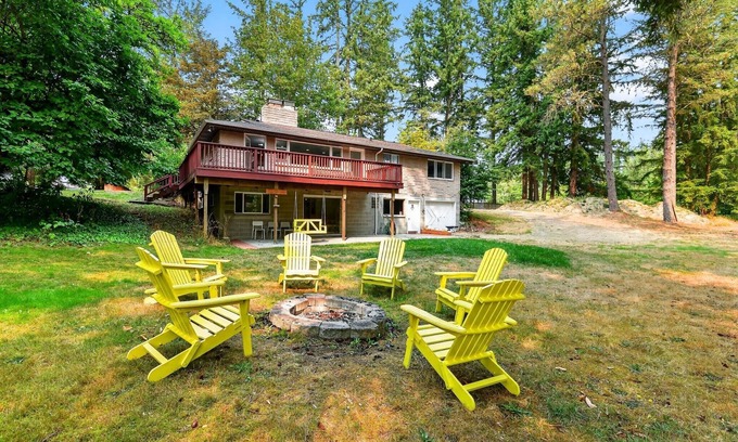 Sammamish Casa | NEW! Tranquil 4BR Escape | Deck, Huge Yard & Nature
