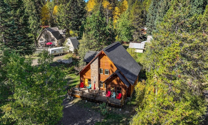 McCall Casa | New! Tranquil Aspens - near lake, town, parks - expansive deck - pet friendly