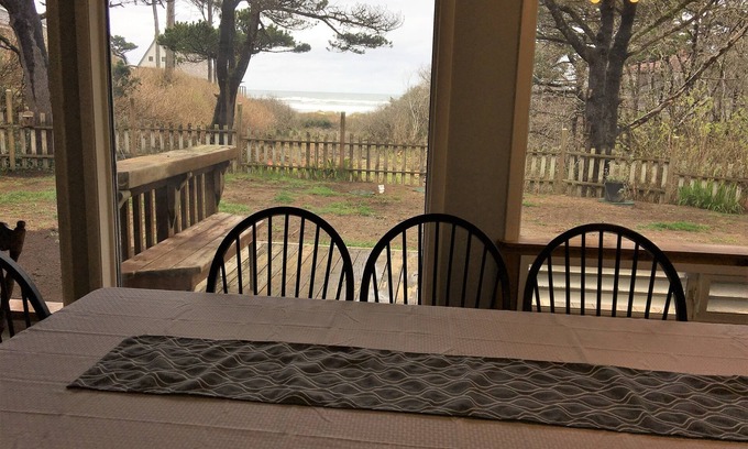 Waldport Casa | ¡NUEVO! Gema tranquila frente al mar con bañera de hidromasaje (3 BDRM + Den, 3 BAÑO)