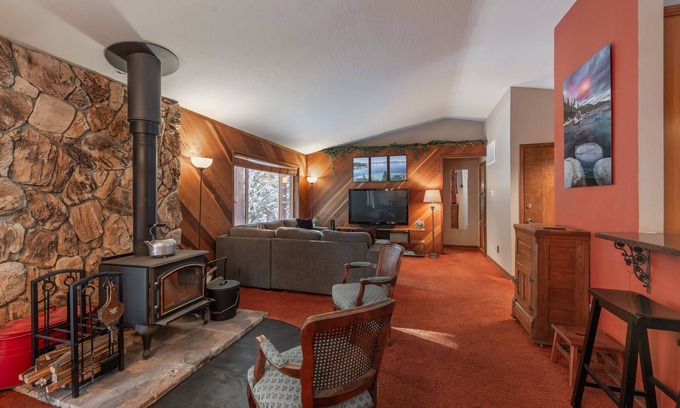 Ponderosa Palisades Casa | NEW - Truckee Cabin - Centrally Located