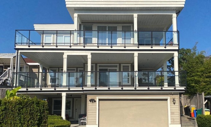 White Rock Casa | New two-bedroom legal suite with parking