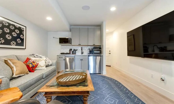 Jefferson Park Apartamento | New two room apartment close to stadium and downtown on a park