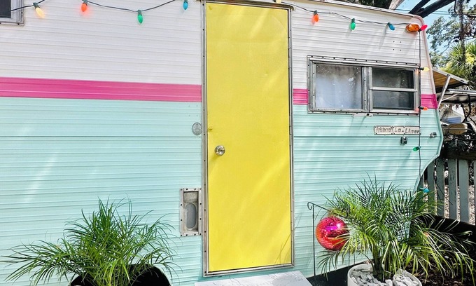 Tybee Island Cabaña | NEW! Tybee’s Happy Glamper: POOL + FREE Bikes & Golf Cart + Stroll to Beach