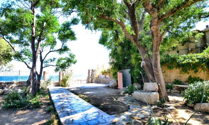Ikaria Apartamento | Un estudio privado y único S en Enalia con impresionantes vistas al jardín y al mar.