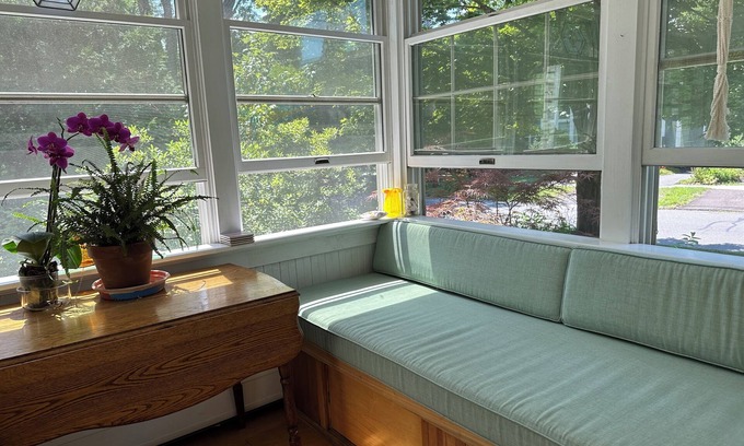 Florence Casa | NEW! Updated 1920's Craftsman near Smith College for Dec holidays + Jan