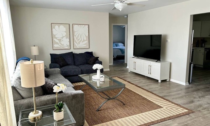 Libertyville Apartamento | New updated Apt 1/2 Mile to Downtown Libertyville!