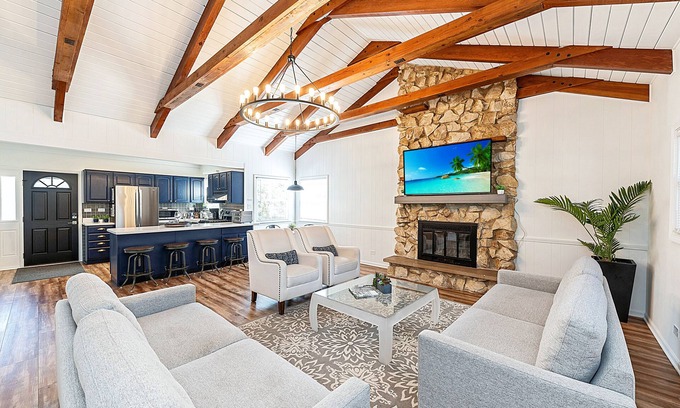 Norma Casa | NEW Updated House~ Huge Family Room & Great Baths!
