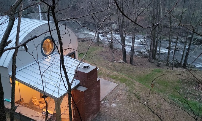 Elk Park Cabaña | New Upscale Hobbit Retreat w/ outdoor Kitchen on Elk River 4 miles to Banner Elk
