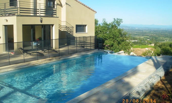 Saint-Julien-de-Peyrolas Villa | Villa 4-12 pers - 6 cha -pisc calefacción - jacuzzi - sauna - aislado en medio de viñedos